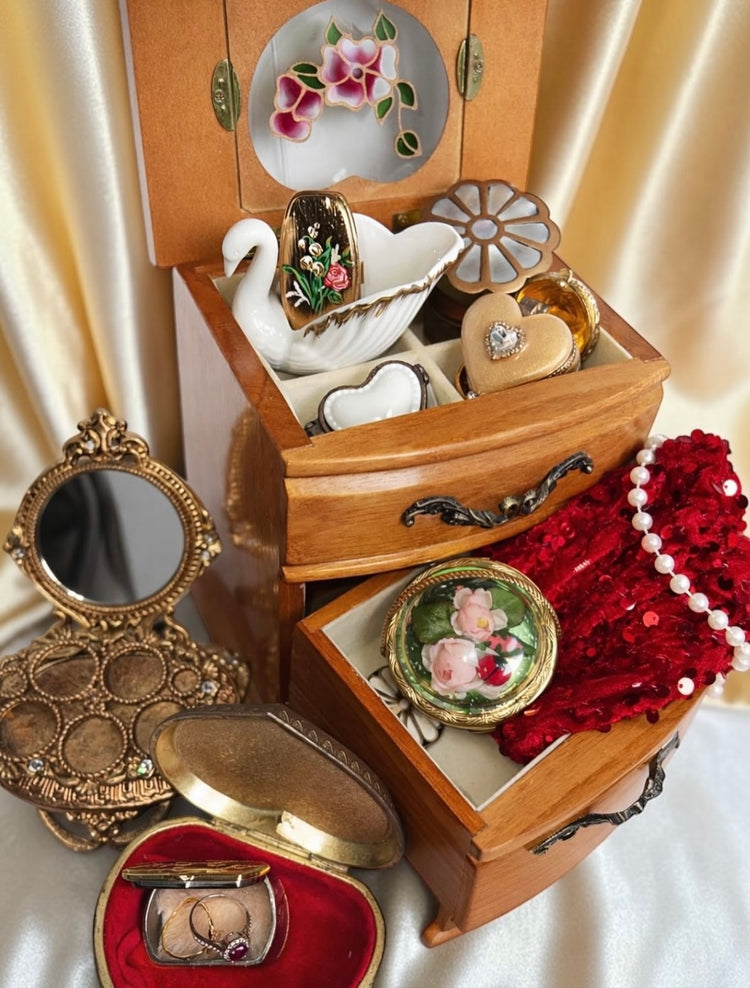 Vanity jewelry holders