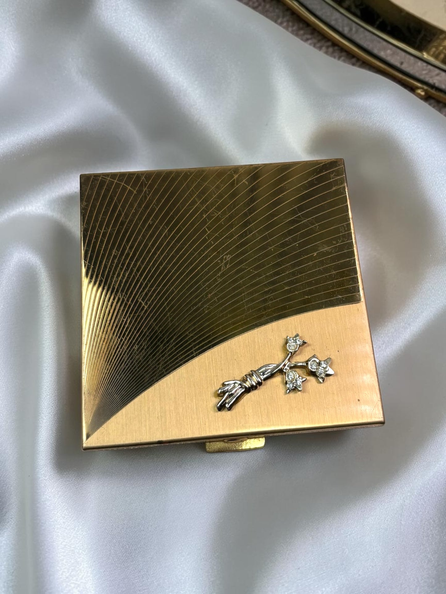 1950s Volupté Powder Compact | Gold Tone Starburst Vanity Compact