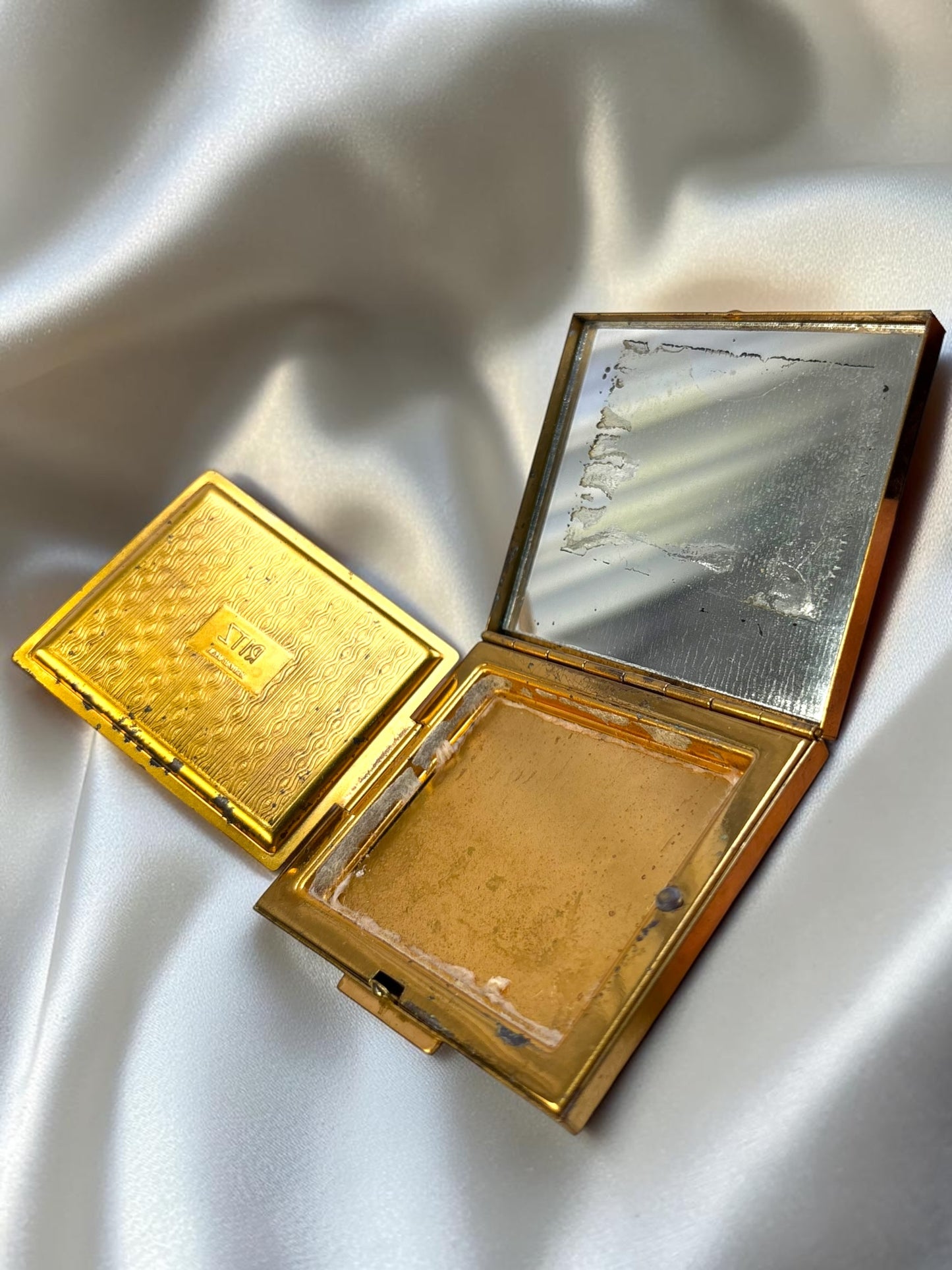 Vintage Ritz Rhinestone Flower Compact | 1950s Gold Tone Powder Compact