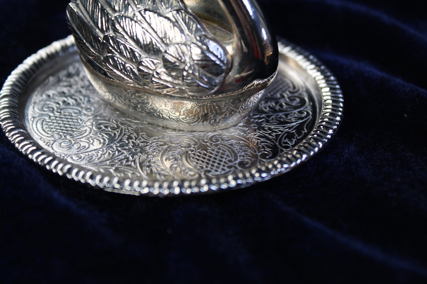 Aurora Swan Vintage Silver-Plated Swan Ring Holder with Gemstone and Golden lining