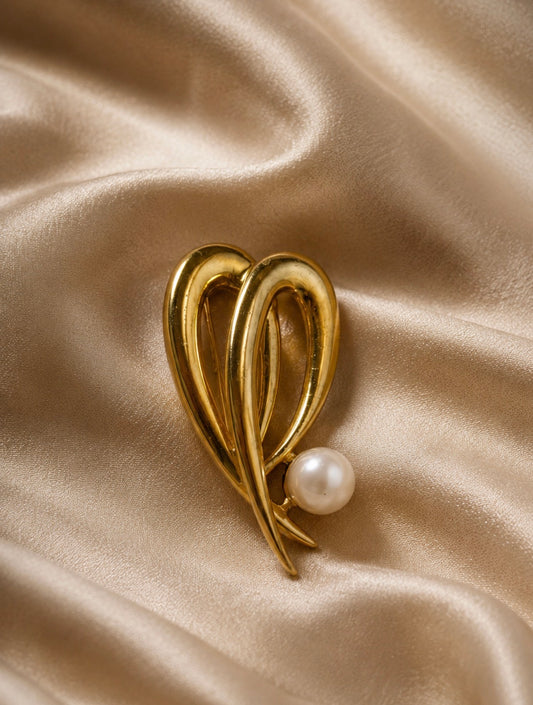Gold tone brooch with faux pearl, shaped like wings, 1950s Richelieu.