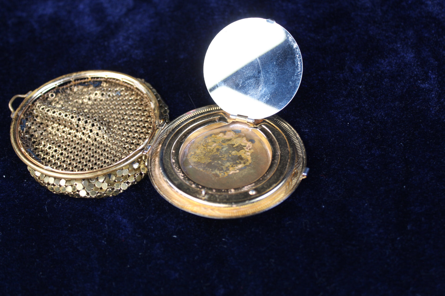 1920s Ornate Filigree Mesh Purse Compact Case