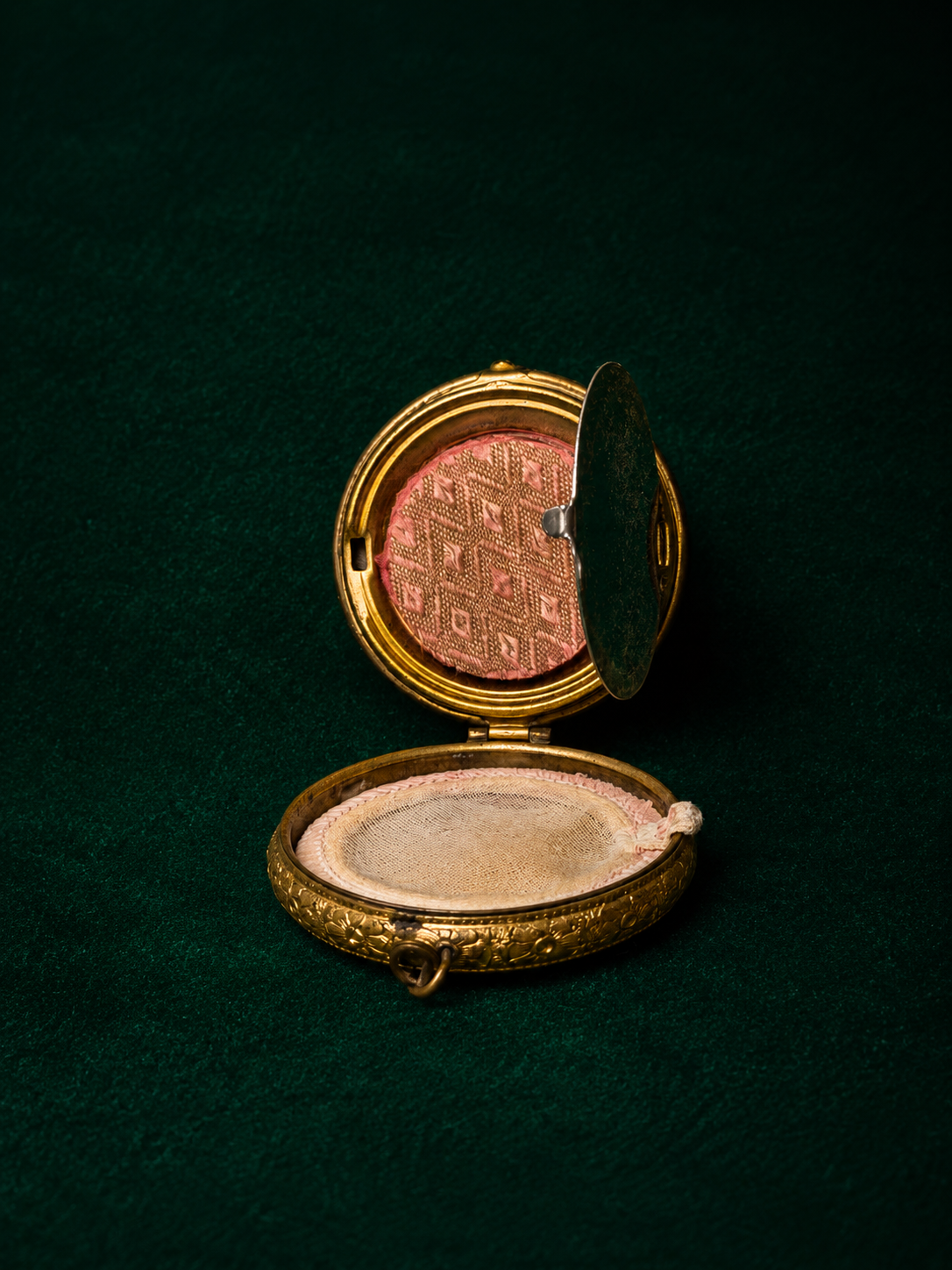 Late 1930’s Vintage Guilloché Compact – Mother & Daughter Silhouette