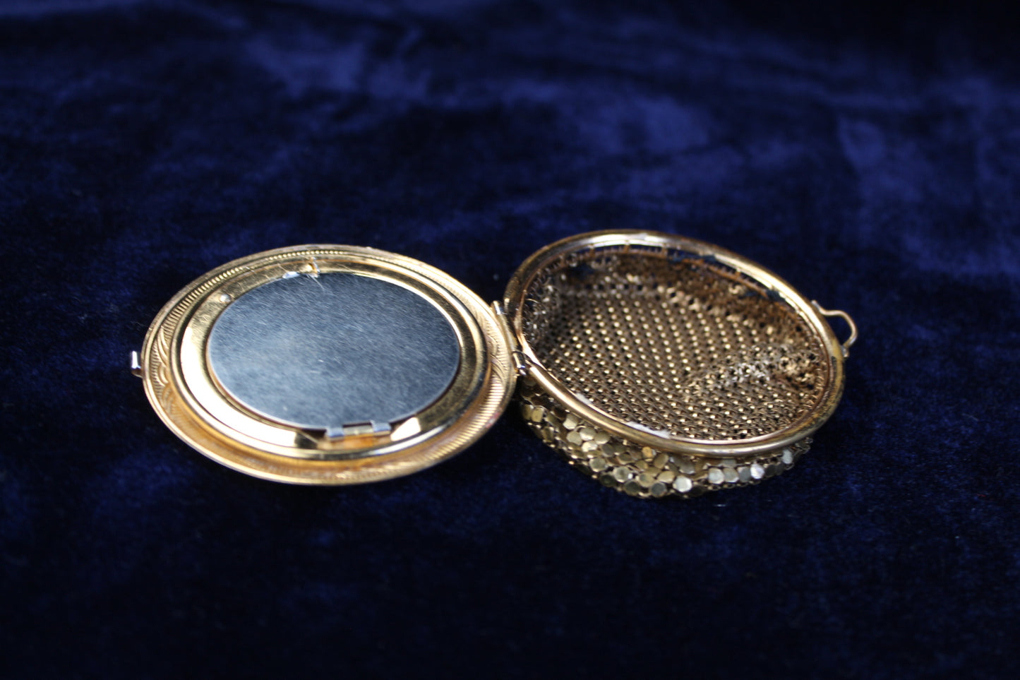 1920s Ornate Filigree Mesh Purse Compact Case