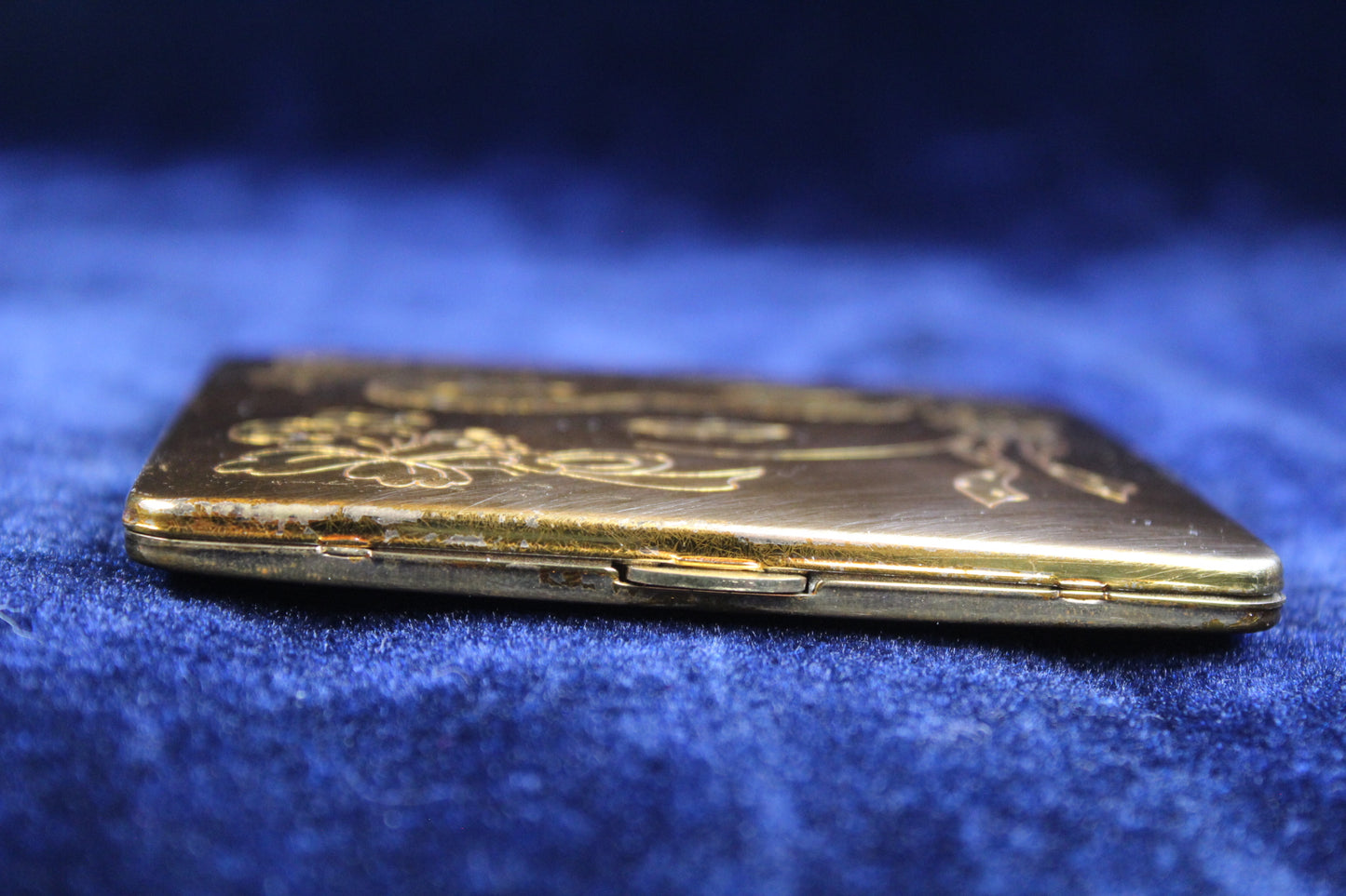 1940s Gold Tone Vanity Compact – Engraved Mask Motif, Vintage Powder Case
