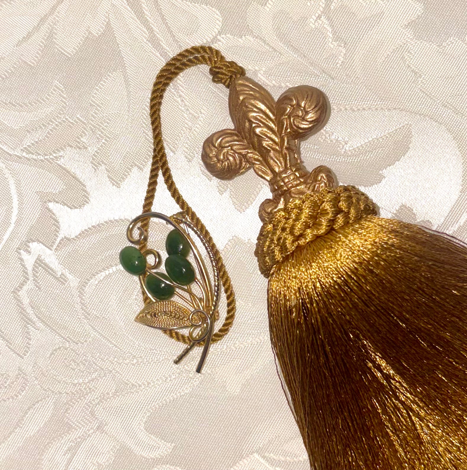 1940’s green Lily’s Brooch Gold Tone Filigree brooch