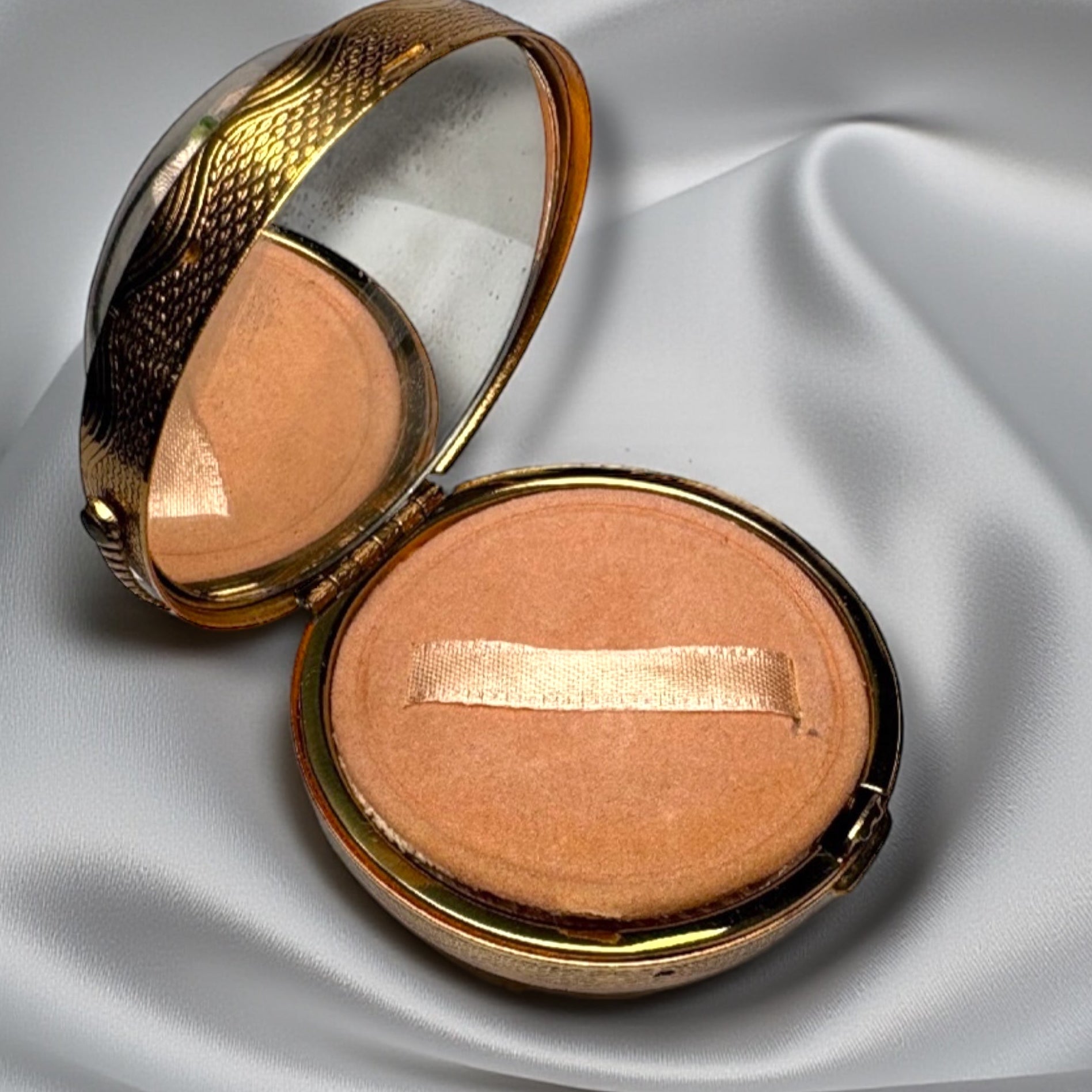 Rare 1950s new old Floral Basket Compact