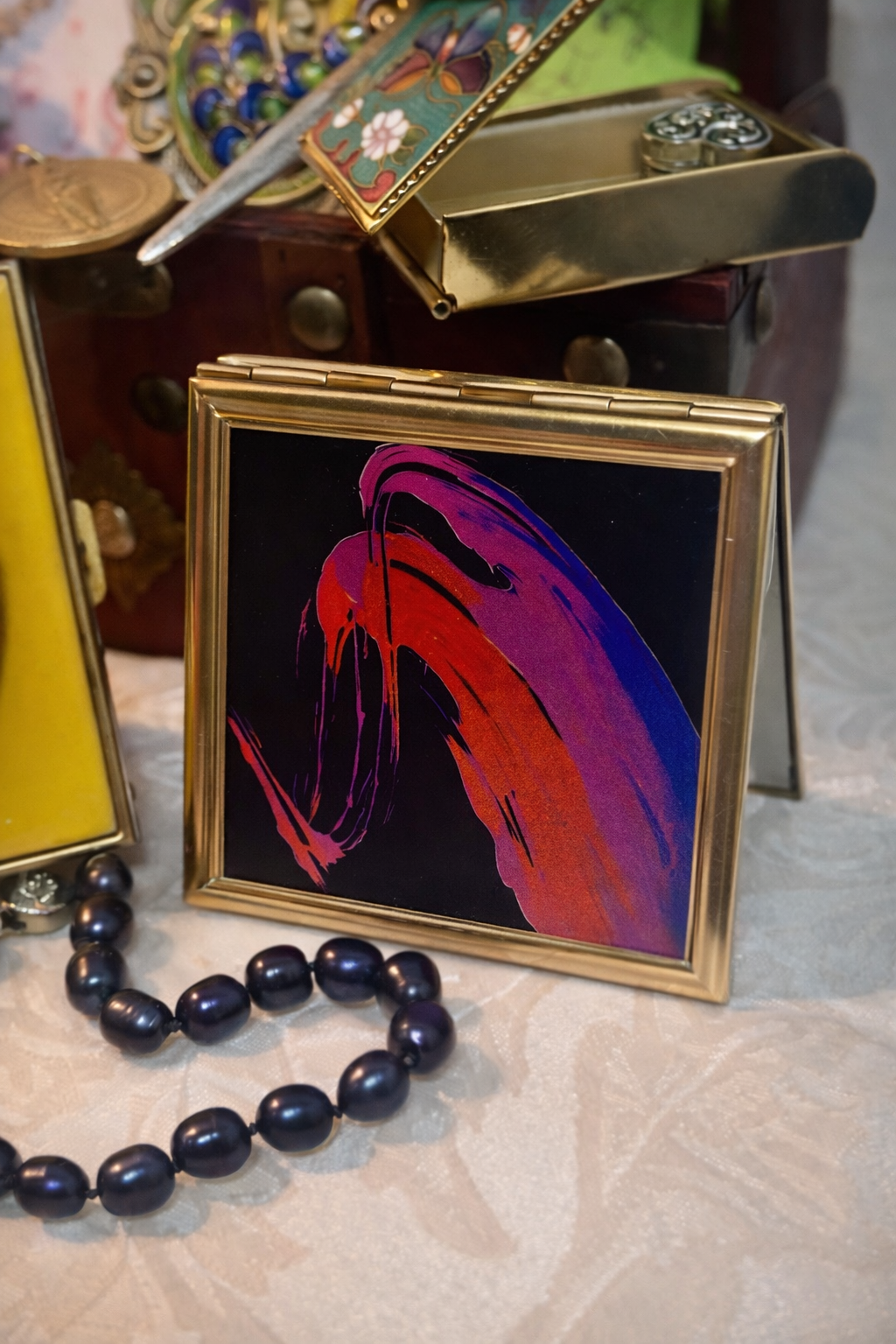 Avon splash of red purse compact