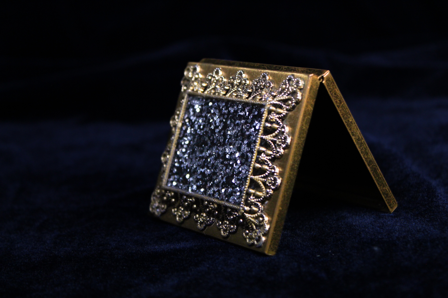 Vintage 1950s Silver Glitter Lucite Filigree Powder Compact