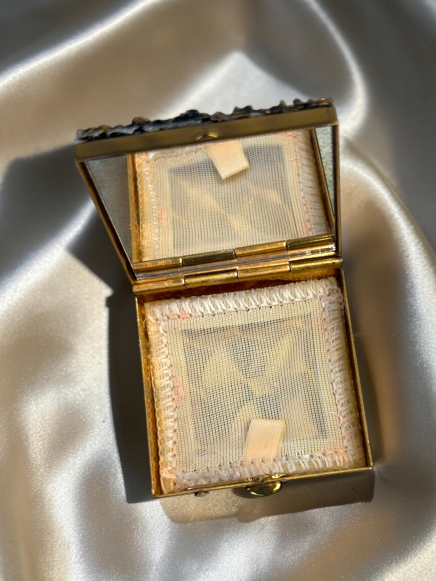 Vintage 1940s Mother of Pearl & Rhinestone Compact – Gold Filigree Powder Case / Trinket Box